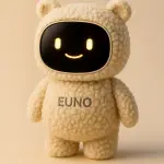 euno beige, debout et sourit