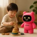 un bambin joue à un jeu en bois d'empilement. Le robot Euno, rose, est à ses côtés souriant et l'encourage.
