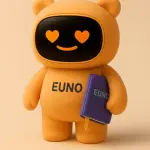 Un euno jaune debout tient un livre sous un bras et sourit.