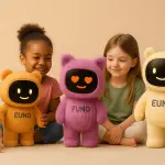 Un bébé et deux petites filles entourent 3 Euno en souriant.